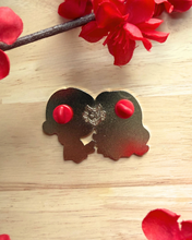 Load image into Gallery viewer, Green Yuri Couple Enamel Pin